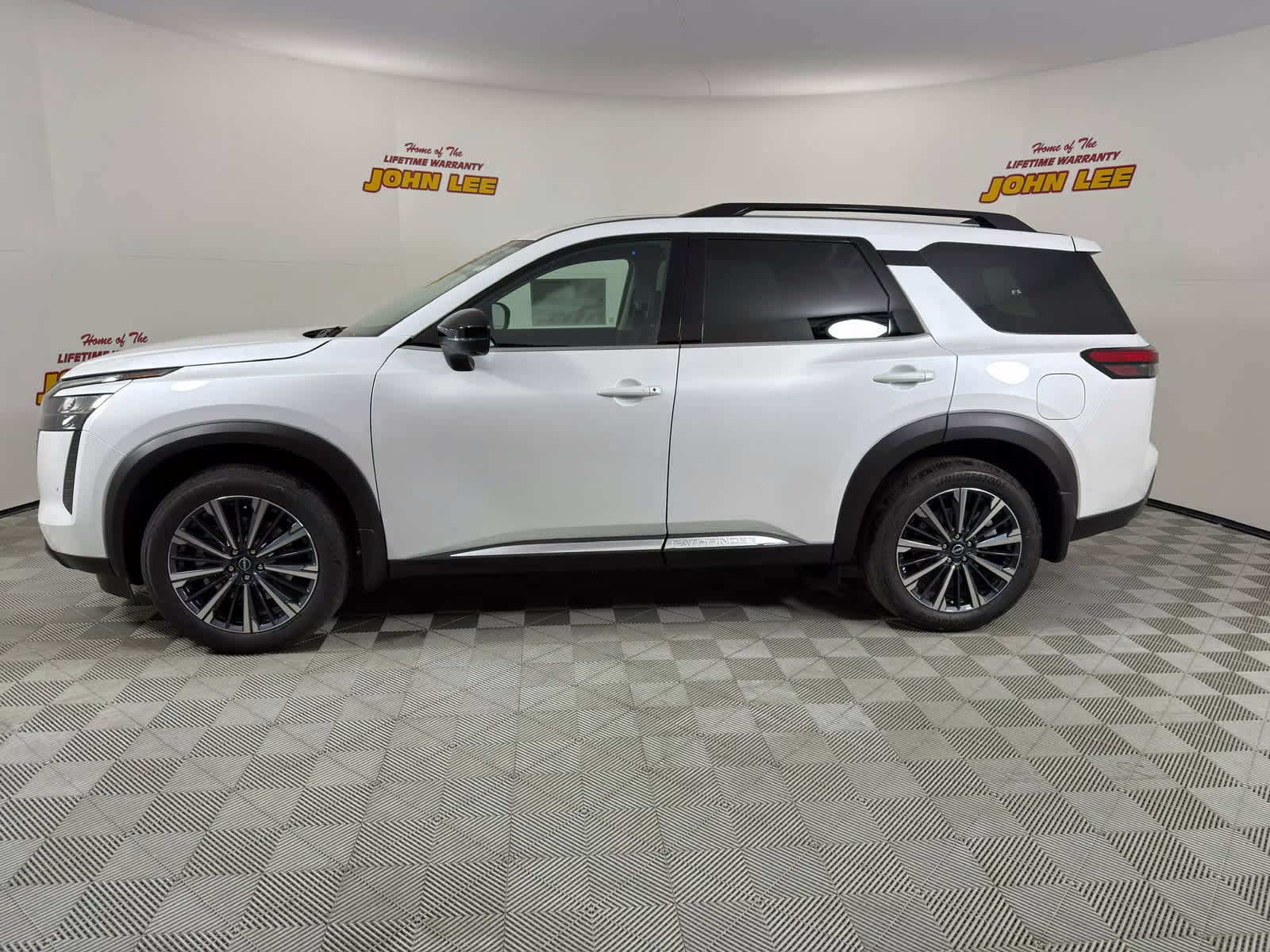 2026 Everest White Pearl Tricoat Nissan Pathfinder Platinum 4X4 SUV