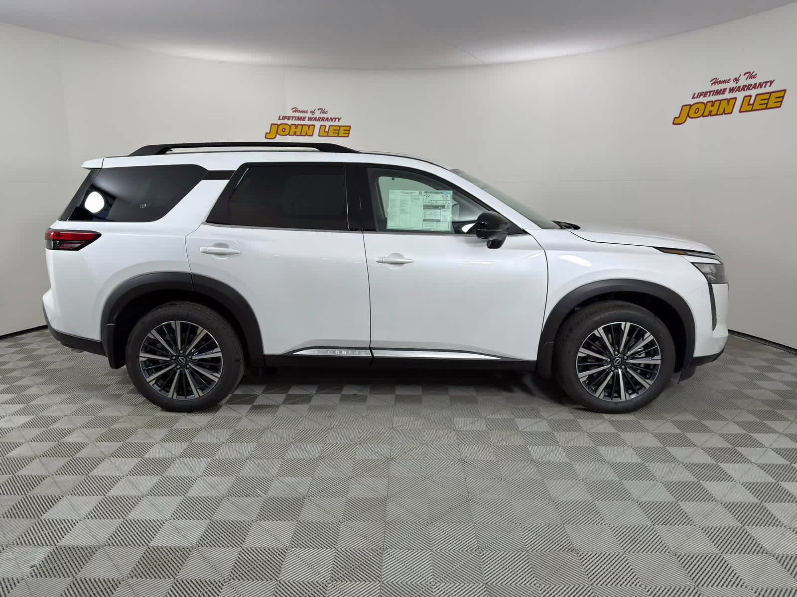 2026 Everest White Pearl Tricoat Nissan Pathfinder Platinum 4X4 SUV