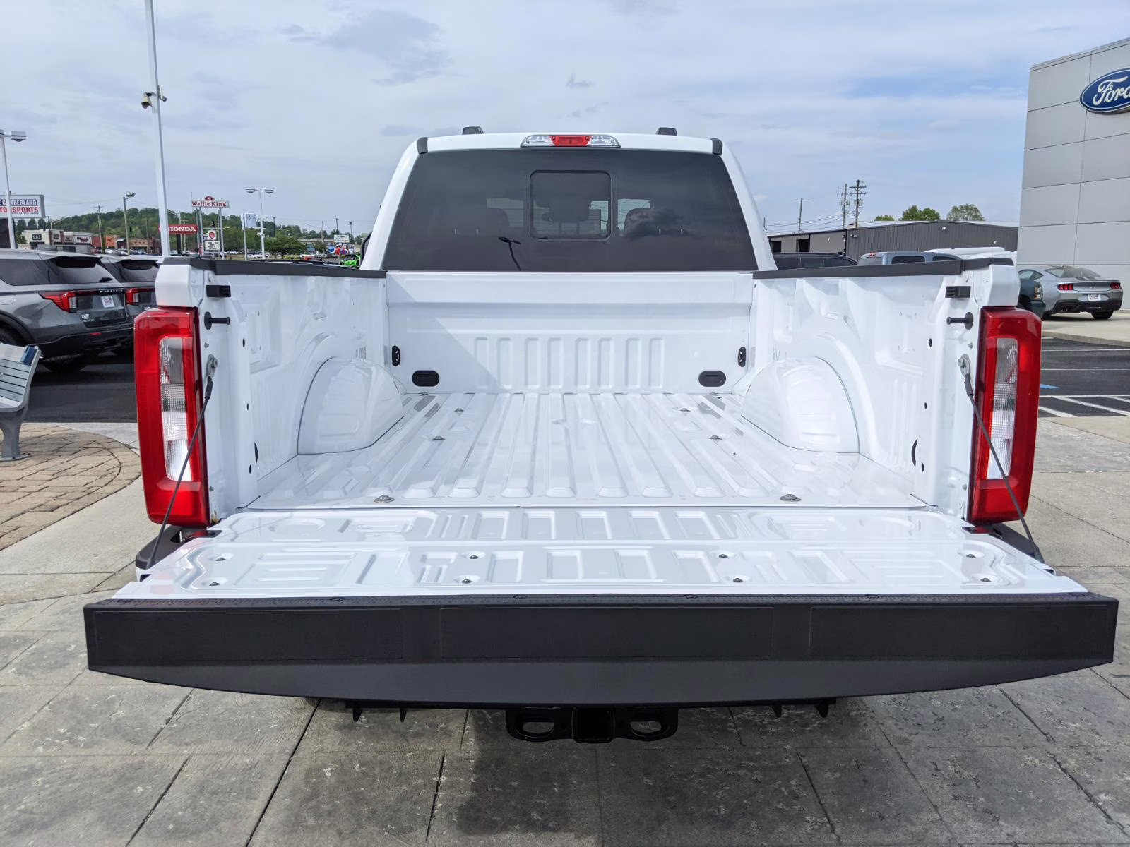 2026 Oxford White Ford Super Duty F-250 SRW XL 4X4 Truck