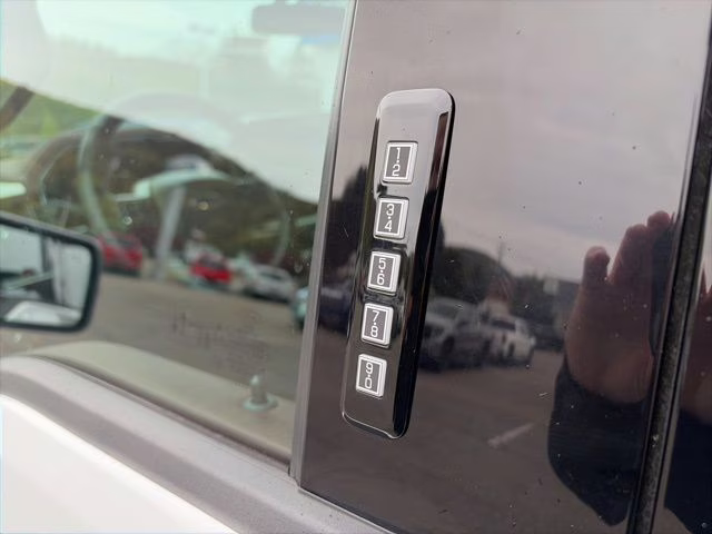 2023 Oxford White Ford F-150 Lariat 4X4 Truck