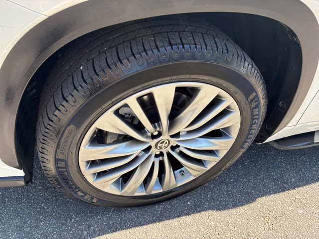 2021 Blizzard Pearl Toyota Highlander Platinum FWD SUV