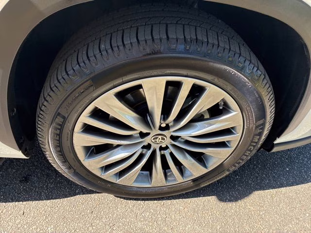 2021 Blizzard Pearl Toyota Highlander Platinum FWD SUV