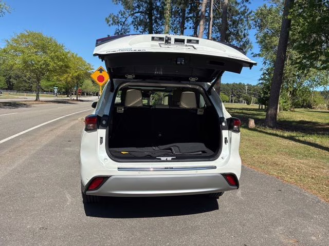 2021 Blizzard Pearl Toyota Highlander Platinum FWD SUV