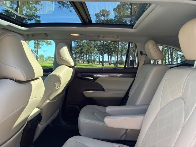 2021 Blizzard Pearl Toyota Highlander Platinum FWD SUV