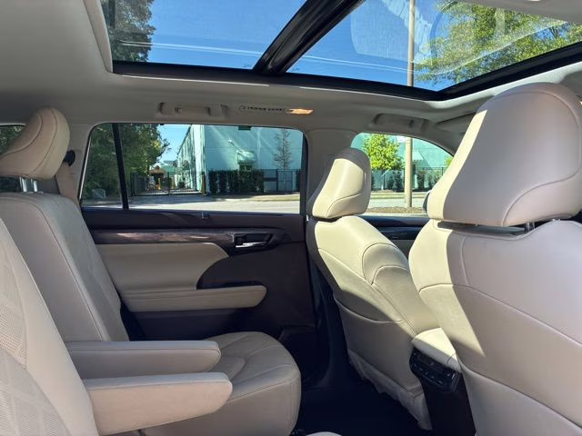 2021 Blizzard Pearl Toyota Highlander Platinum FWD SUV