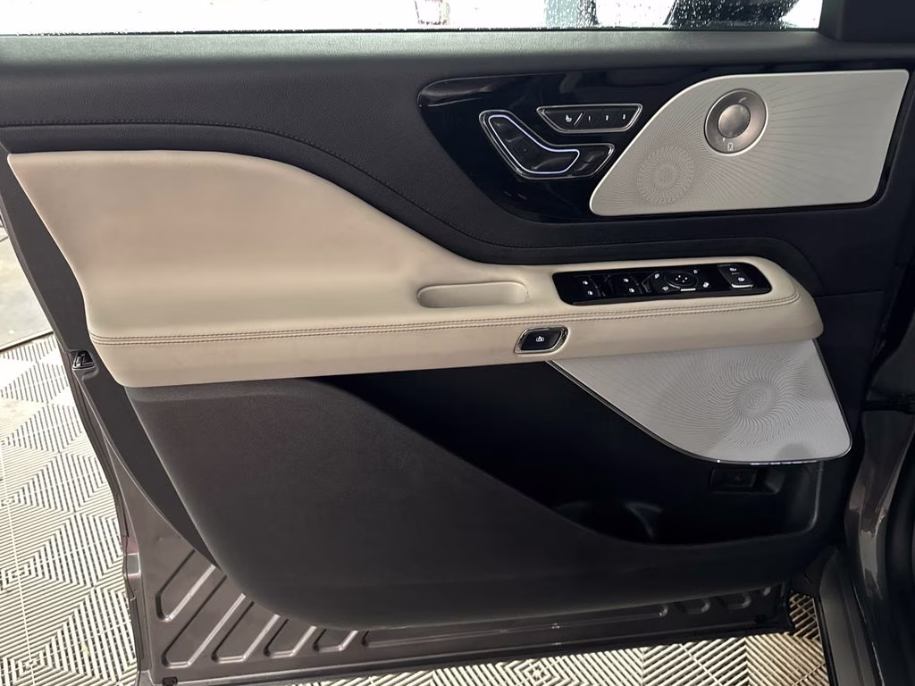 2025 Asher Gray Metallic Clearcoat Lincoln Aviator Reserve AWD SUV