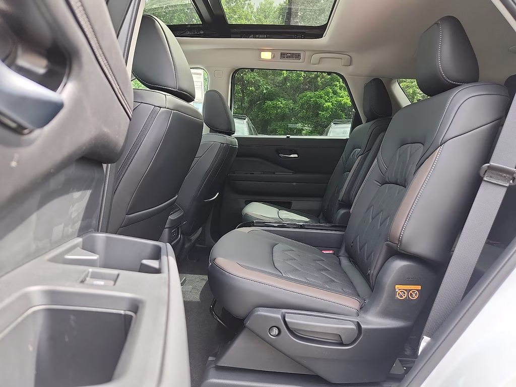 2026 Everest White Pearl/Black Nissan Pathfinder Platinum 4X4 SUV
