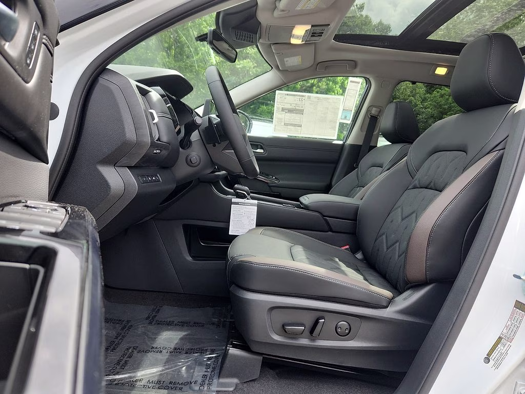 2026 Everest White Pearl/Black Nissan Pathfinder Platinum 4X4 SUV