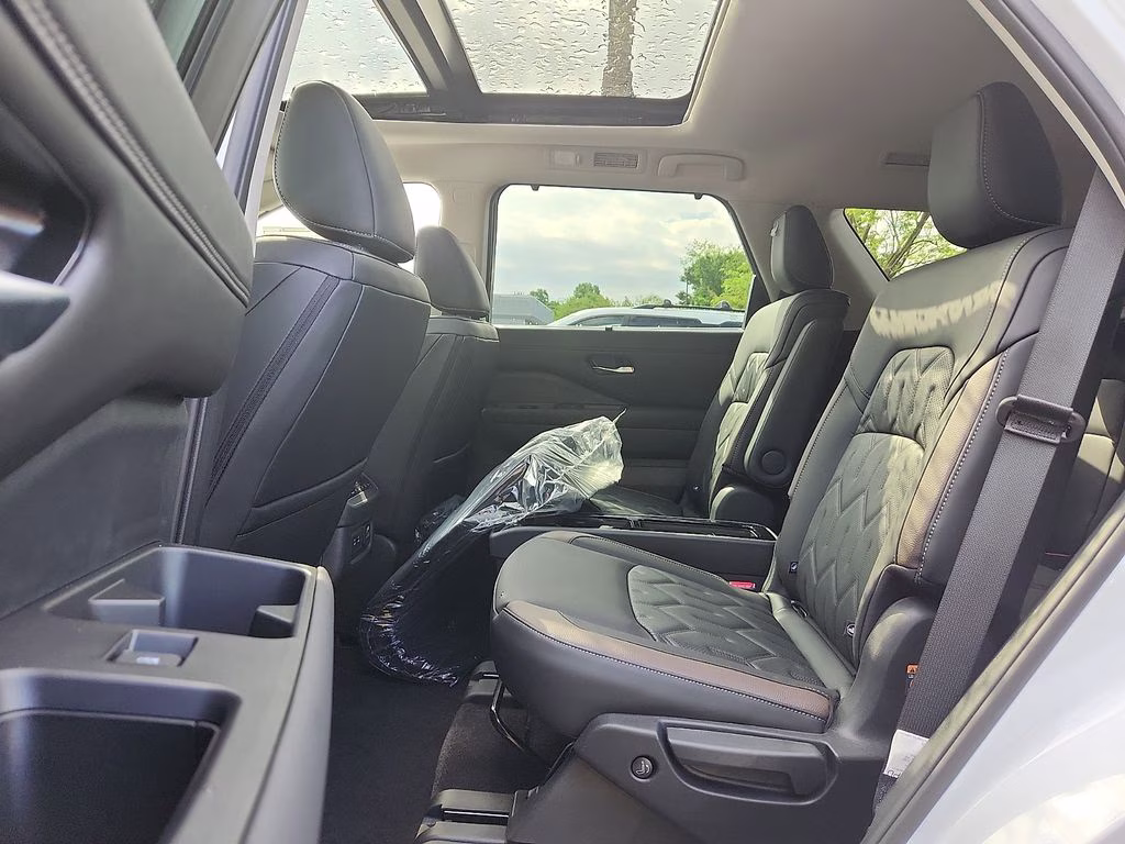 2026 Everest White Pearl Tricoat Nissan Pathfinder Platinum 4X4 SUV
