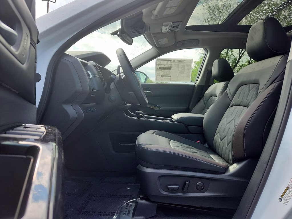 2026 Everest White Pearl Tricoat Nissan Pathfinder Platinum 4X4 SUV