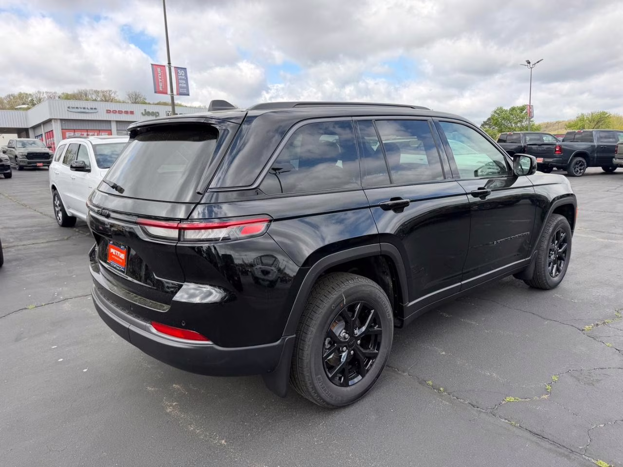 2026 Diamond Black Crystal Pearlcoat Jeep Grand Cherokee Laredo Altitude 4X4 SUV