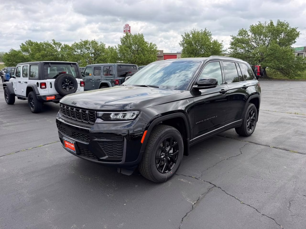 2026 Diamond Black Crystal Pearlcoat Jeep Grand Cherokee Laredo Altitude 4X4 SUV