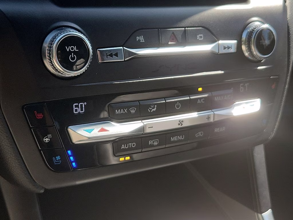 2020 Oxford White Ford Explorer Limited 4X4 SUV
