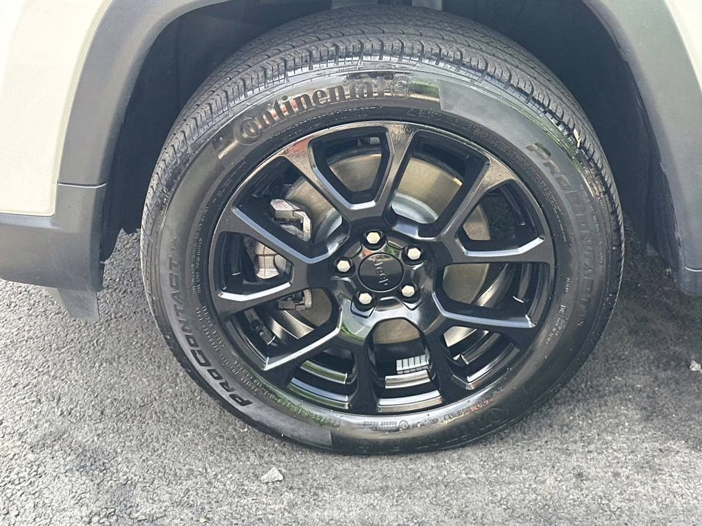 2023 Bright White Clearcoat Jeep Compass Altitude 4X4 SUV