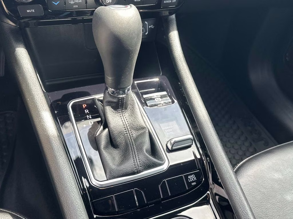 2023 Bright White Clearcoat Jeep Compass Altitude 4X4 SUV