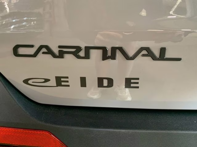 2026 Ceramic Silver Kia Carnival Hybrid SX FWD Van