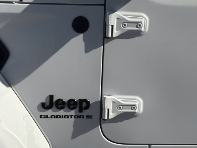 2023 Bright White Clearcoat Jeep Gladiator Texas Trail 4X4 Truck