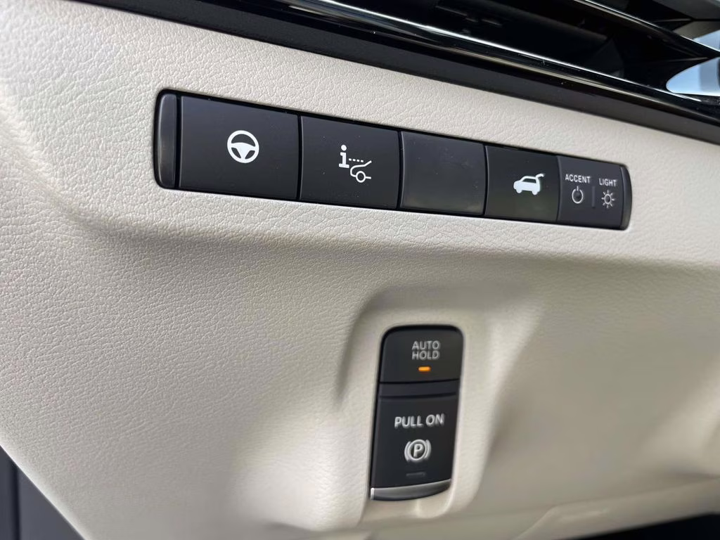 2026 Everest White Pearl/Black Nissan Murano Platinum AWD SUV