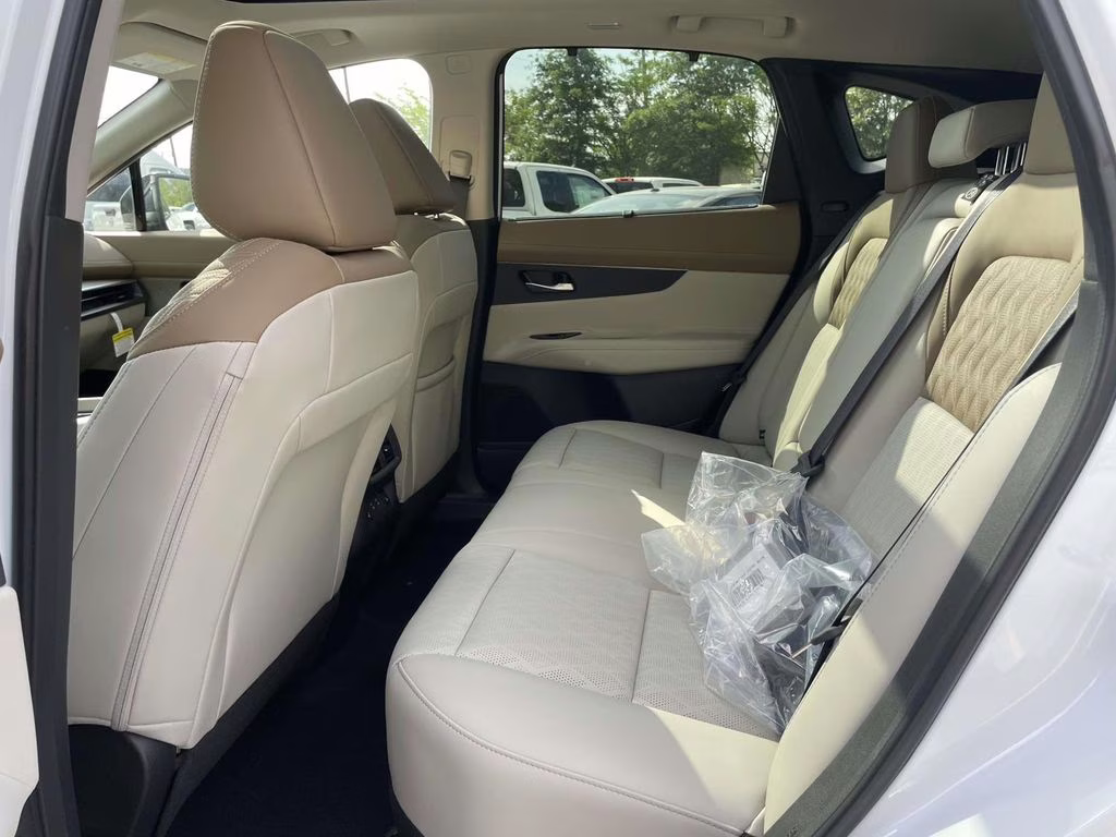 2026 Everest White Pearl/Black Nissan Murano Platinum AWD SUV