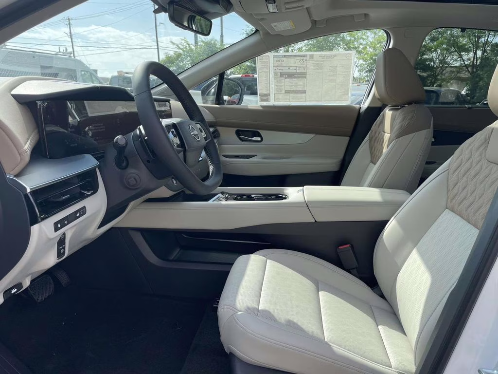 2026 Everest White Pearl/Black Nissan Murano Platinum AWD SUV