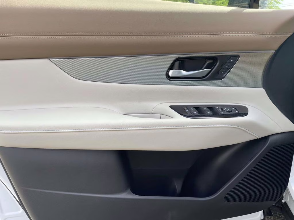 2026 Everest White Pearl/Black Nissan Murano Platinum AWD SUV