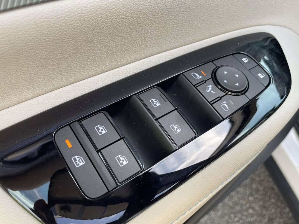 2026 Everest White Pearl/Black Nissan Murano Platinum AWD SUV