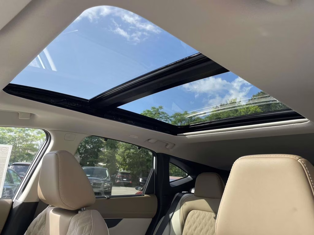 2026 Everest White Pearl/Black Nissan Murano Platinum AWD SUV