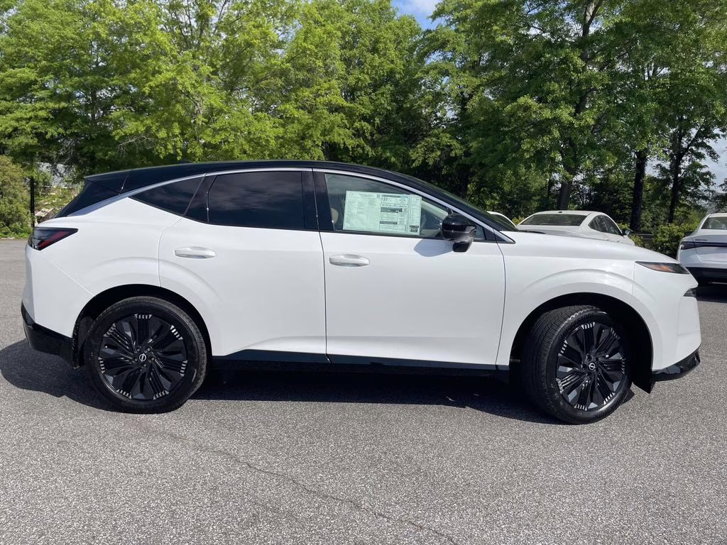 2026 Everest White Pearl/Black Nissan Murano Platinum AWD SUV