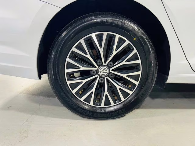 2019 White Silver Metallic Volkswagen Jetta 1.4T SE FWD Sedan
