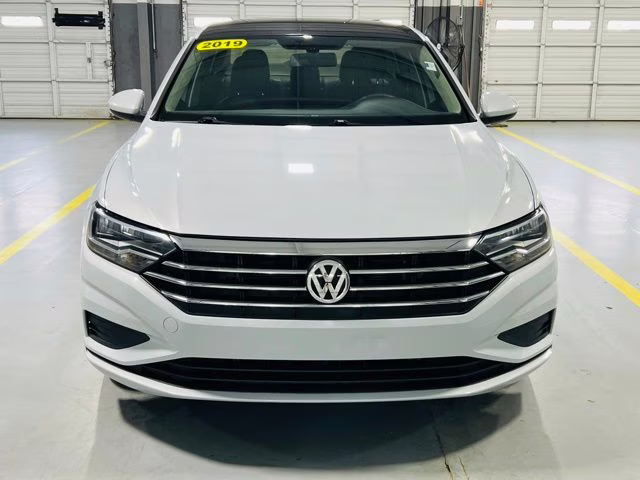 2019 White Silver Metallic Volkswagen Jetta 1.4T SE FWD Sedan