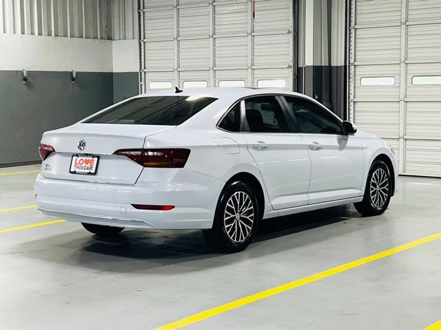 2019 White Silver Metallic Volkswagen Jetta 1.4T SE FWD Sedan