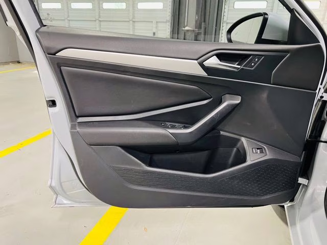 2019 White Silver Metallic Volkswagen Jetta 1.4T SE FWD Sedan
