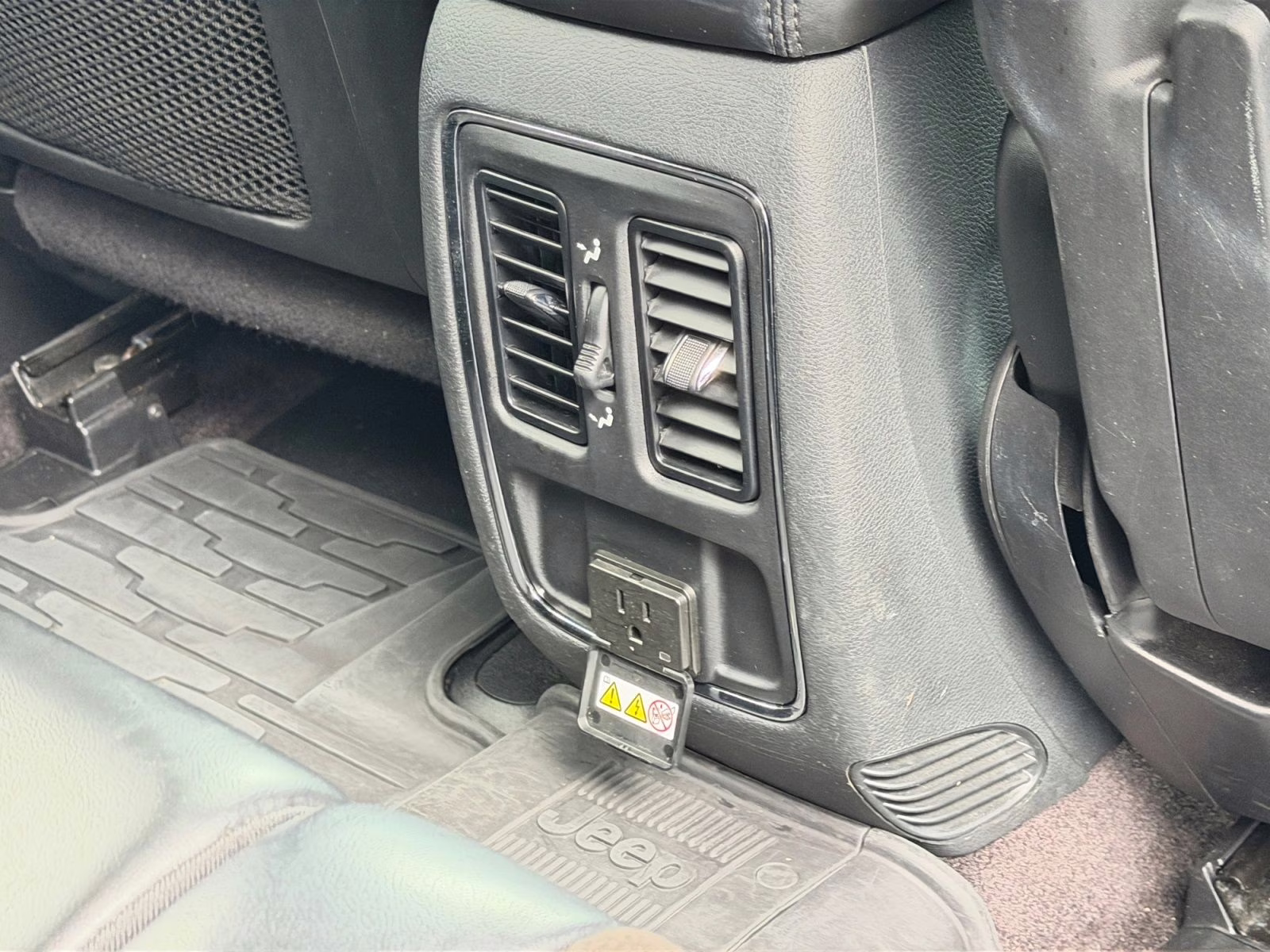 2019 Bright White Clearcoat Jeep Grand Cherokee Altitude 4X4 SUV