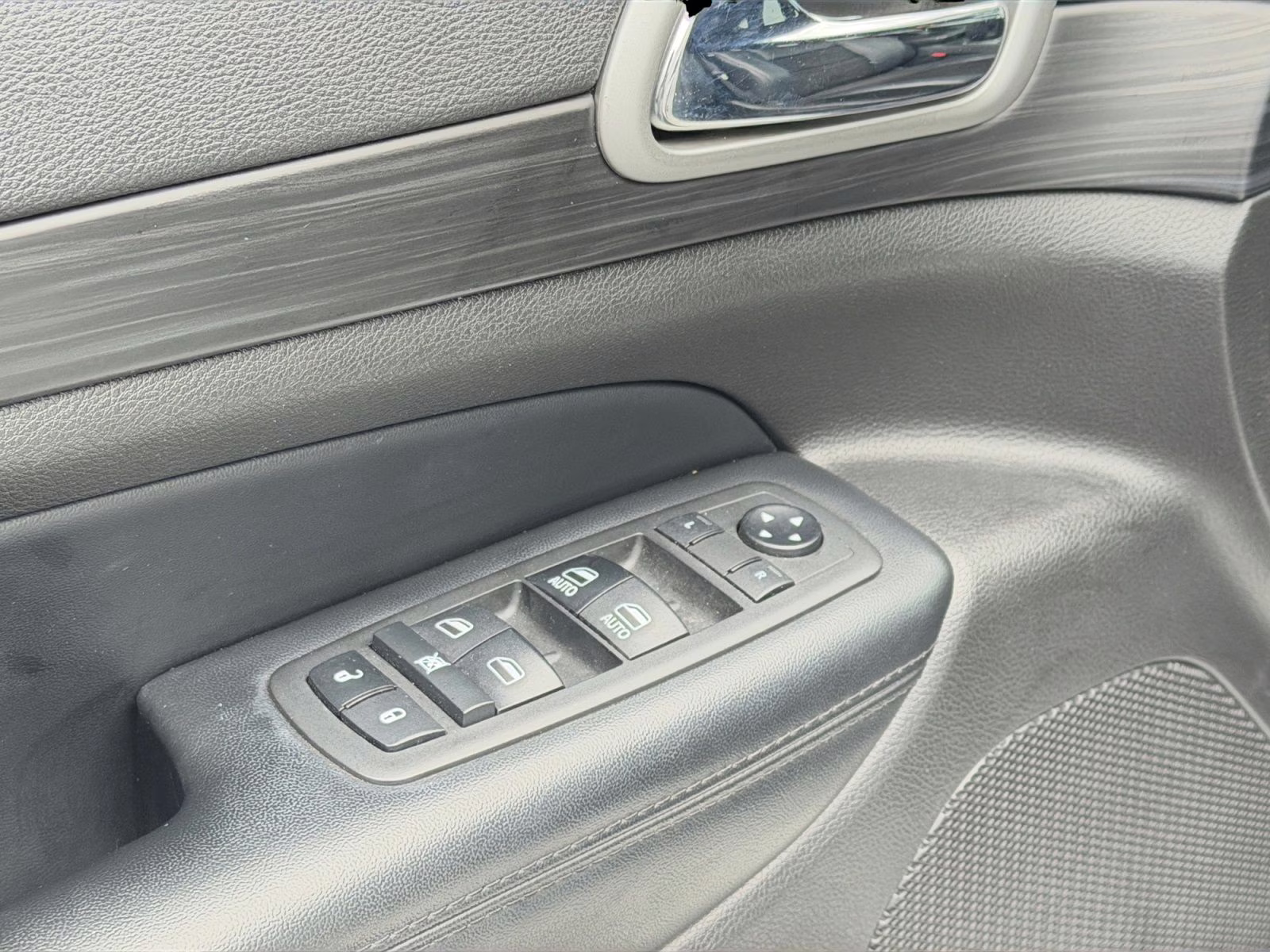 2019 Bright White Clearcoat Jeep Grand Cherokee Altitude 4X4 SUV