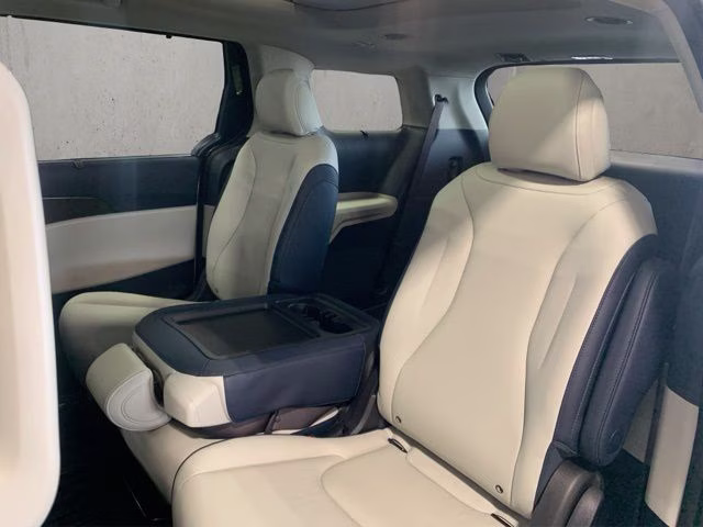 2026 Snow White Pearl Kia Carnival Hybrid SX FWD Van
