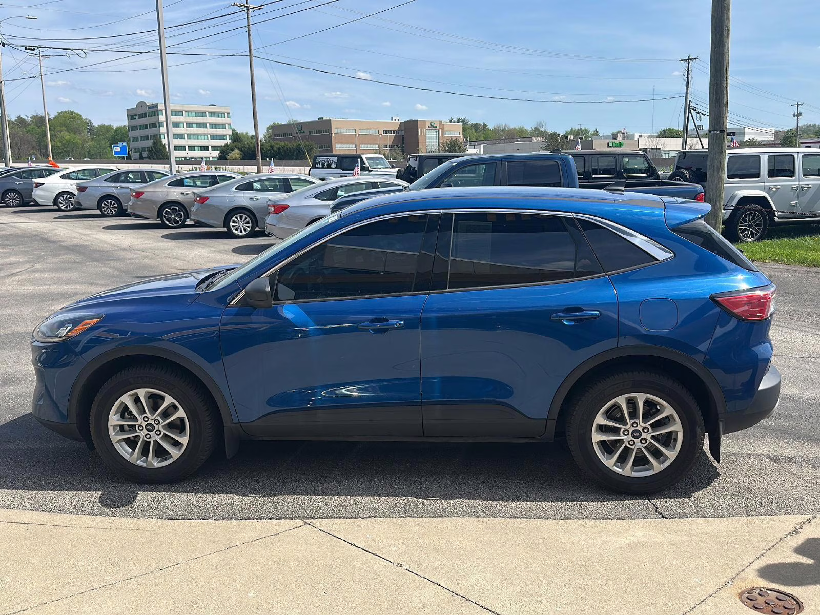 2022 Atlas Blue Ford Escape SE AWD SUV