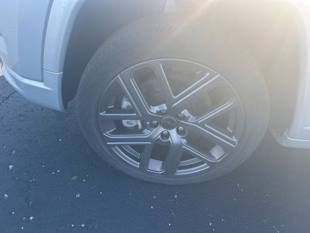 2025 Silver Zynith Metallic Clearcoat Jeep Compass Limited 4X4 SUV