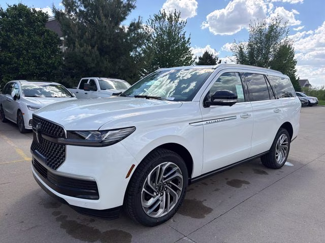 2026 Star White Metallic Tri-Coat Lincoln Navigator Reserve 4X4 SUV