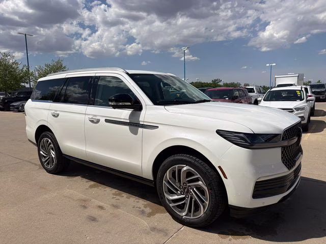 2026 Star White Metallic Tri-Coat Lincoln Navigator Reserve 4X4 SUV