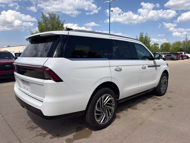 2026 Star White Metallic Tri-Coat Lincoln Navigator Reserve 4X4 SUV