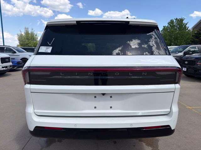 2026 Star White Metallic Tri-Coat Lincoln Navigator Reserve 4X4 SUV