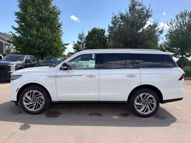 2026 Star White Metallic Tri-Coat Lincoln Navigator Reserve 4X4 SUV