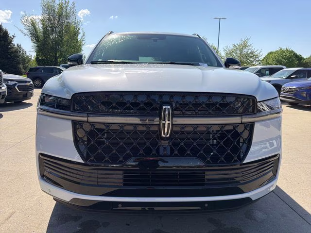 2026 Crystal White Metallic Clearcoat Lincoln Navigator L Reserve 4X4 SUV