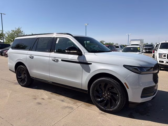 2026 Crystal White Metallic Clearcoat Lincoln Navigator L Reserve 4X4 SUV