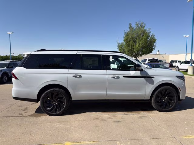 2026 Crystal White Metallic Clearcoat Lincoln Navigator L Reserve 4X4 SUV