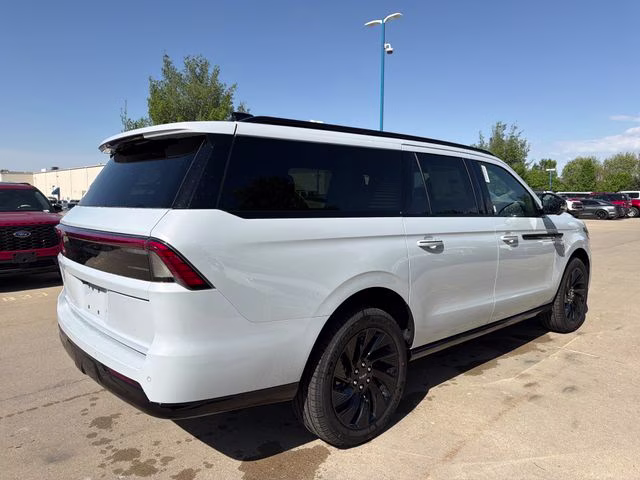 2026 Crystal White Metallic Clearcoat Lincoln Navigator L Reserve 4X4 SUV