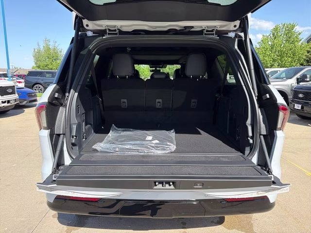 2026 Crystal White Metallic Clearcoat Lincoln Navigator L Reserve 4X4 SUV