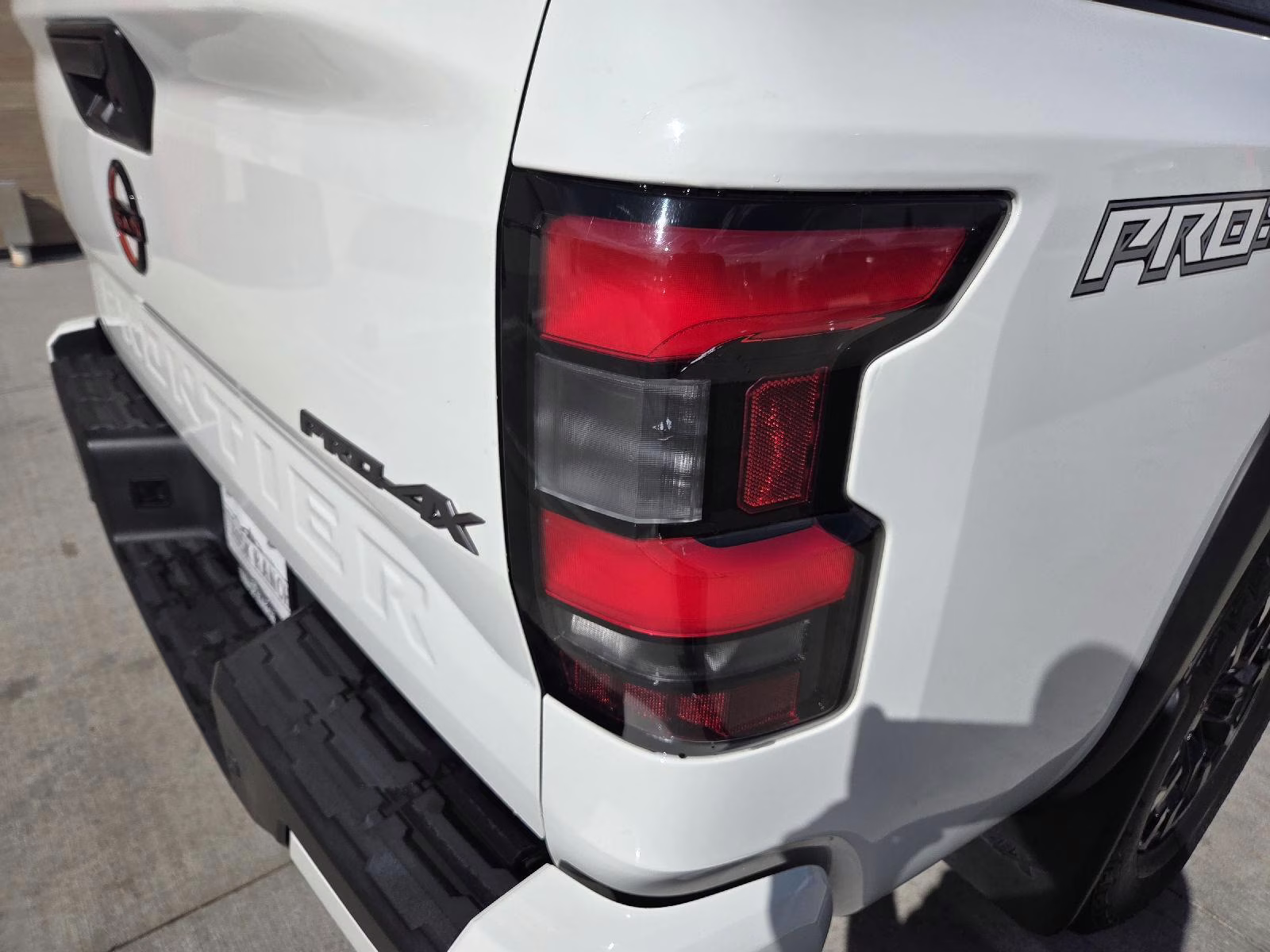 2022 Glacier White Nissan Frontier PRO-4X 4X4 Truck