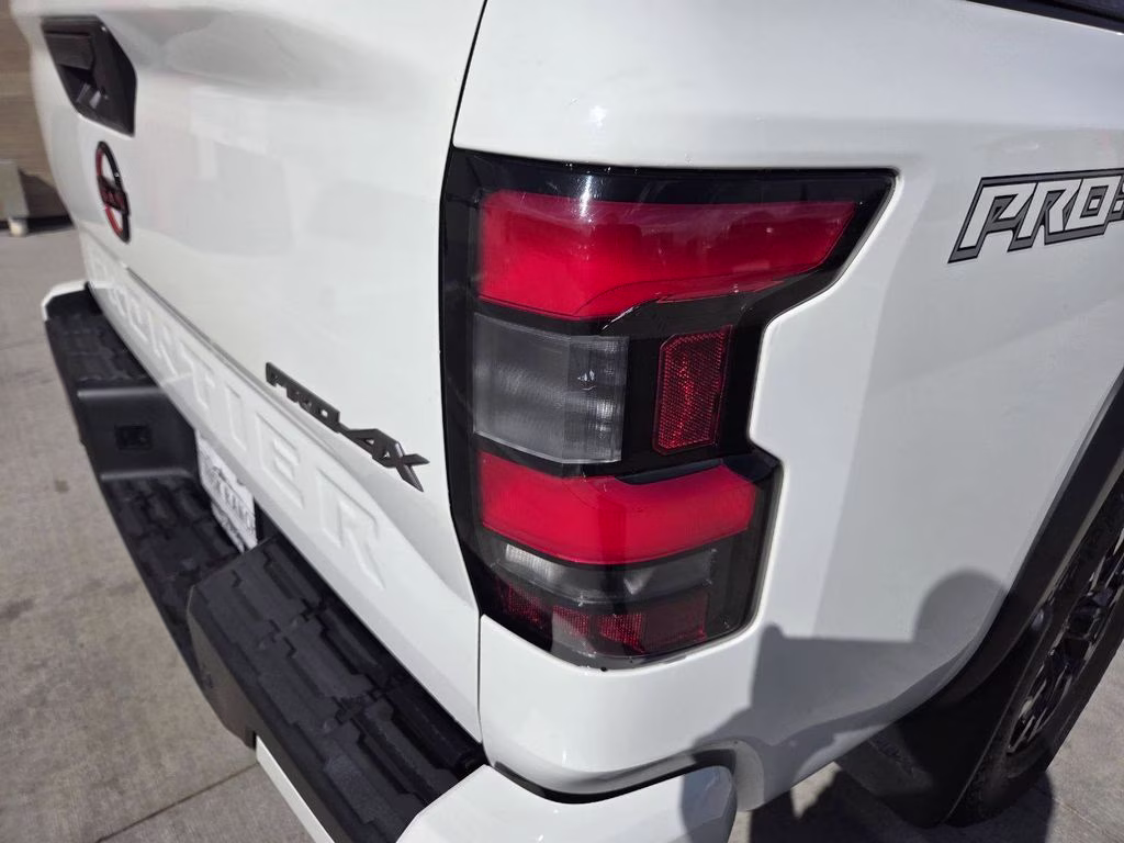 2022 Glacier White Nissan Frontier PRO-4X 4X4 Truck