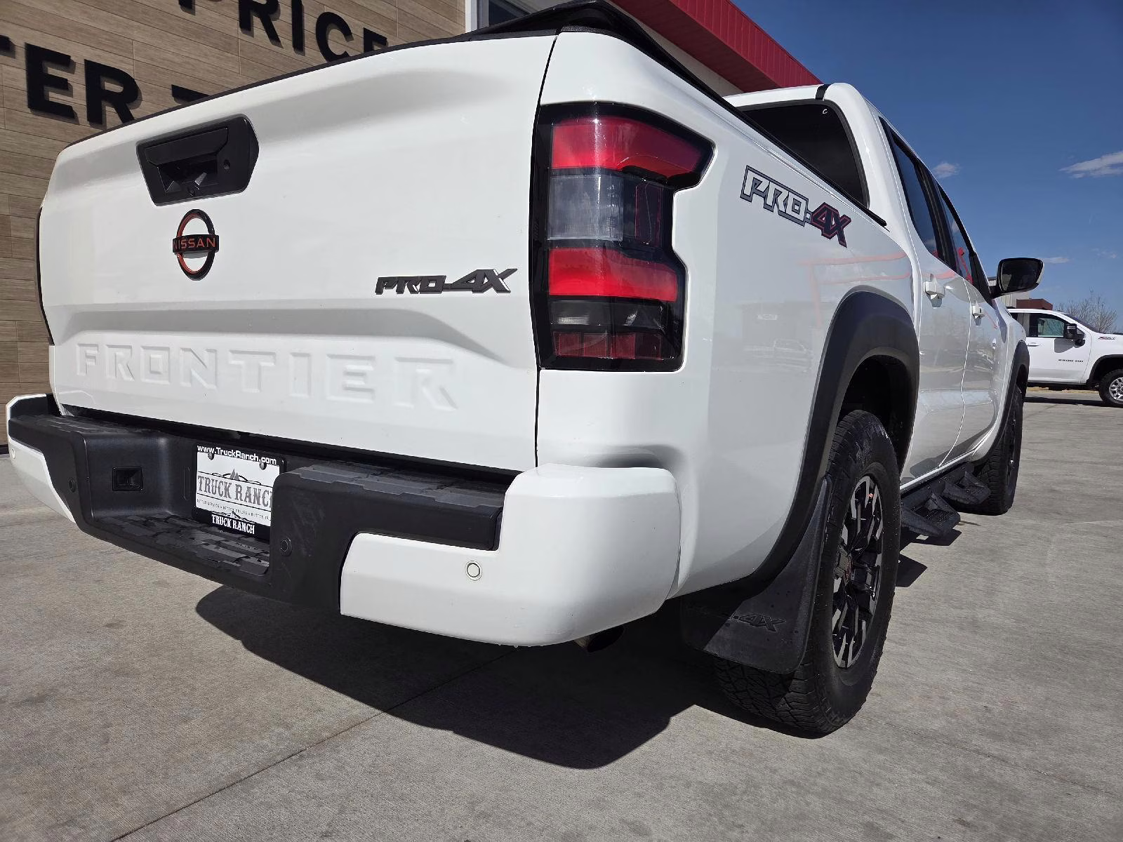 2022 Glacier White Nissan Frontier PRO-4X 4X4 Truck